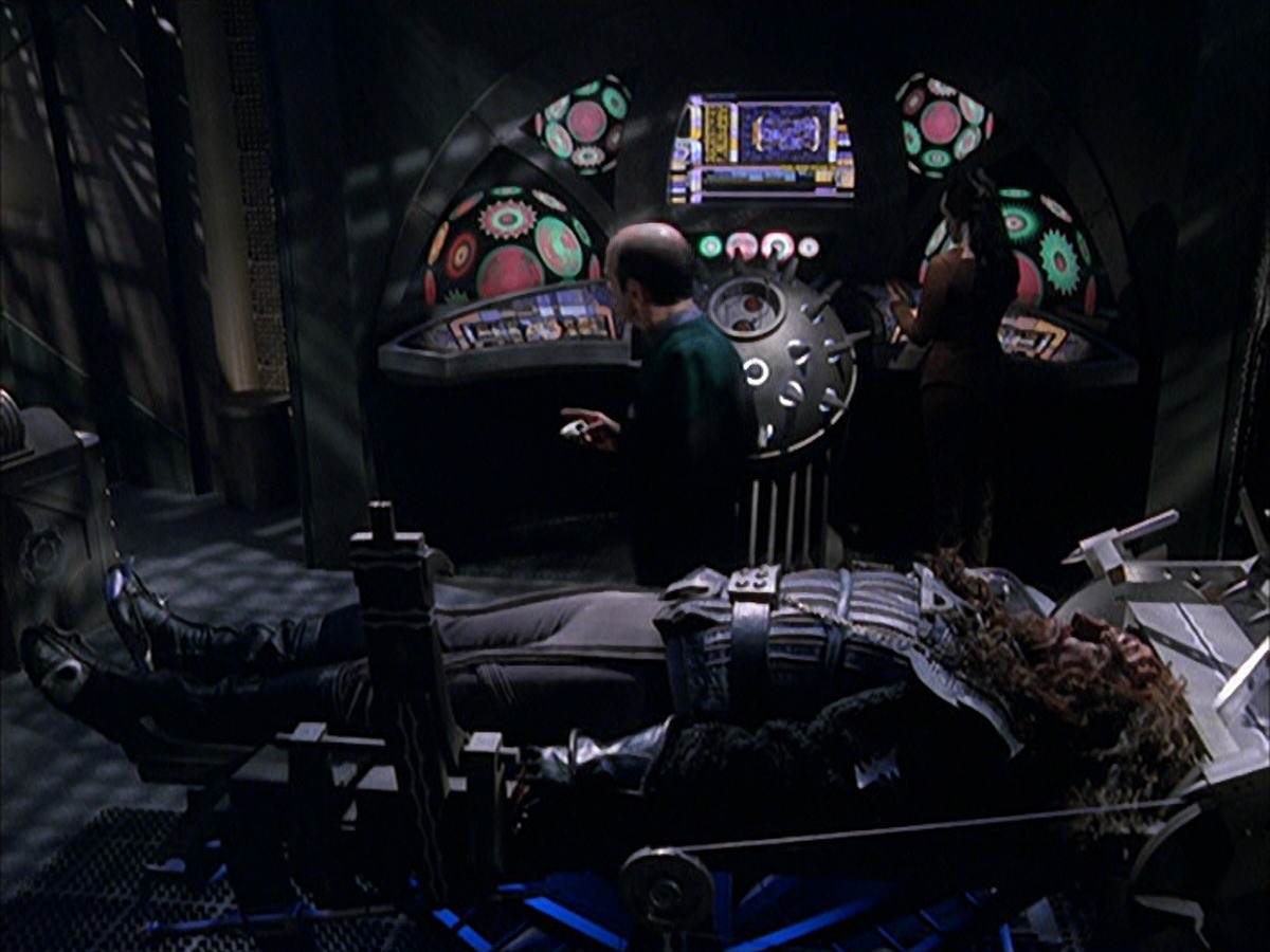 extant_StarTrek_VOY_7x09_7x10-FleshAndBlood_2153.jpg