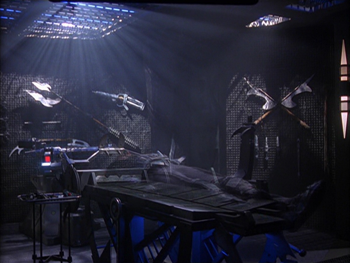extant_StarTrek_VOY_7x09_7x10-FleshAndBlood_2214.jpg