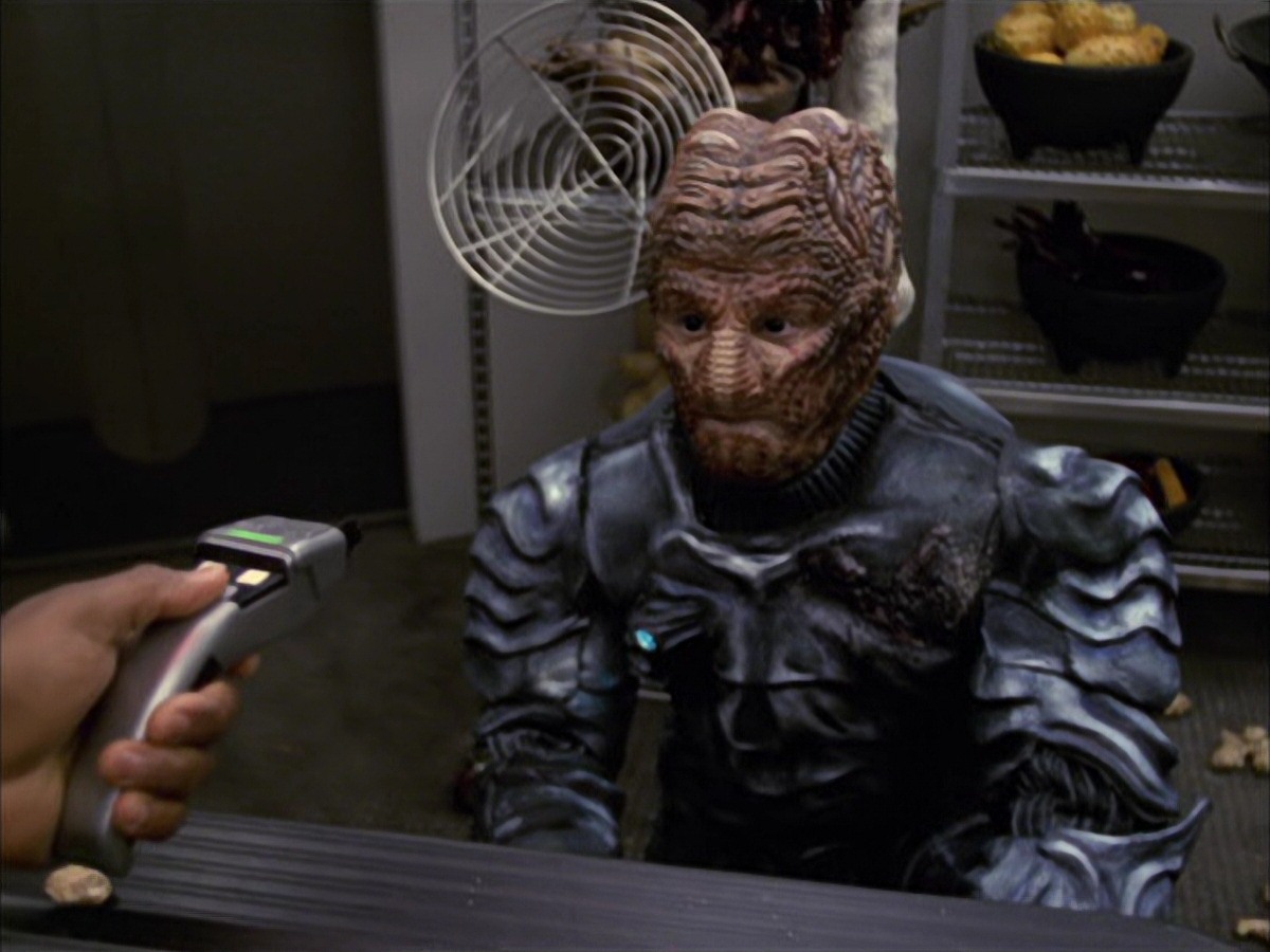 extant_StarTrek_VOY_7x09_7x10-FleshAndBlood_3359.jpg