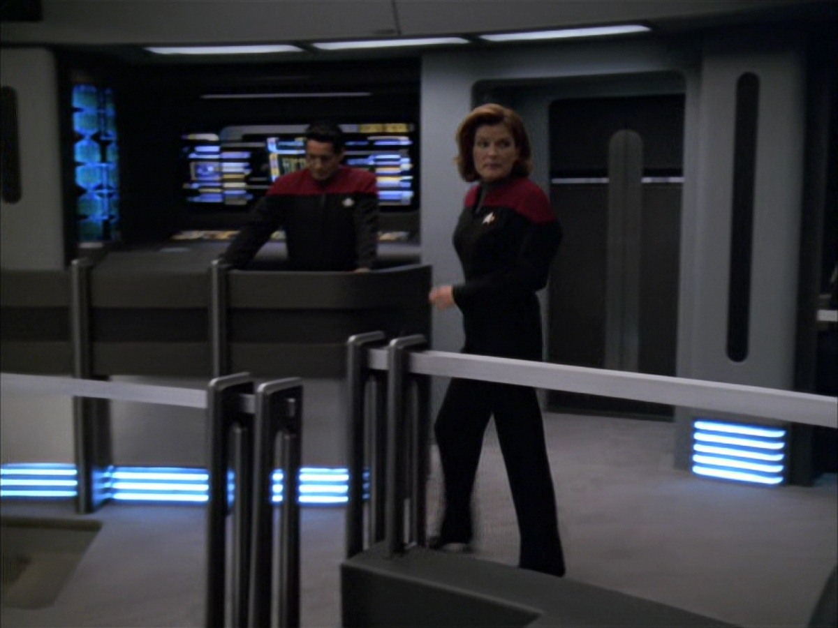 extant_StarTrek_VOY_7x09_7x10-FleshAndBlood_3423.jpg
