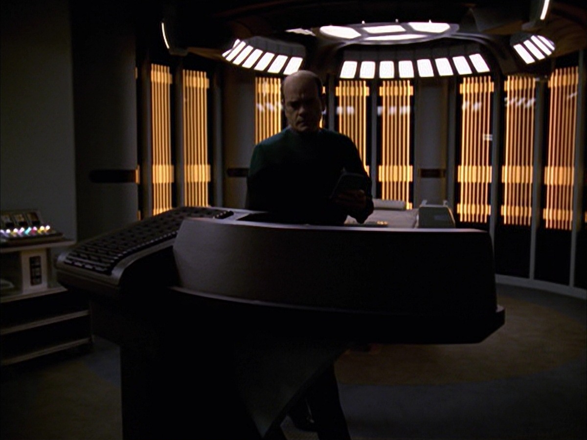 extant_StarTrek_VOY_7x09_7x10-FleshAndBlood_3583.jpg