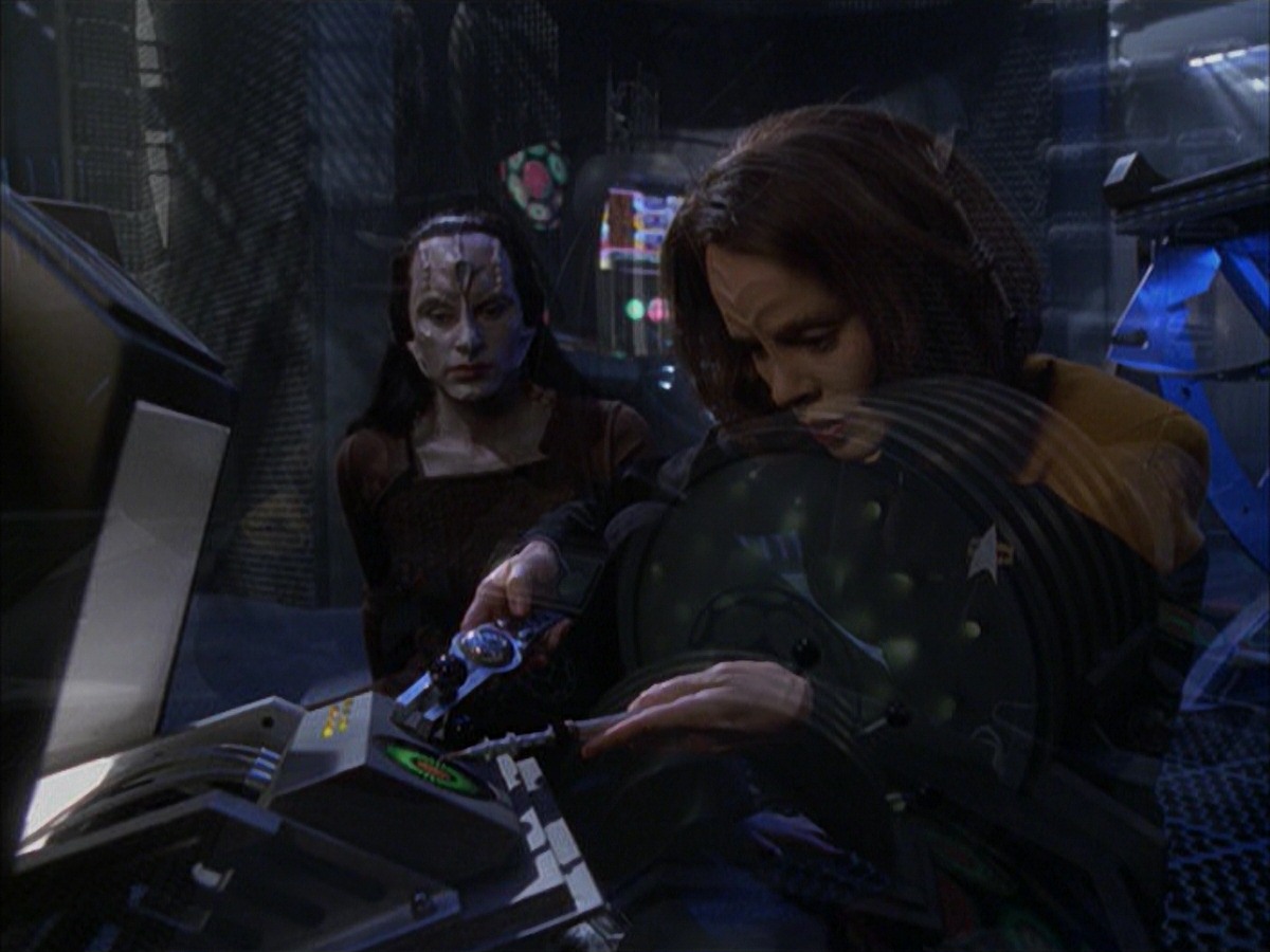 extant_StarTrek_VOY_7x09_7x10-FleshAndBlood_5201.jpg