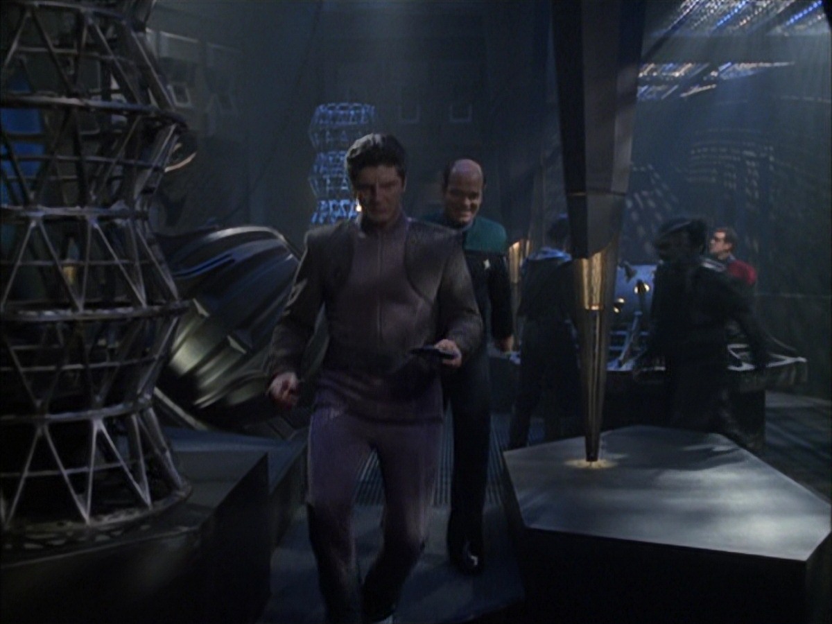 extant_StarTrek_VOY_7x09_7x10-FleshAndBlood_5324.jpg