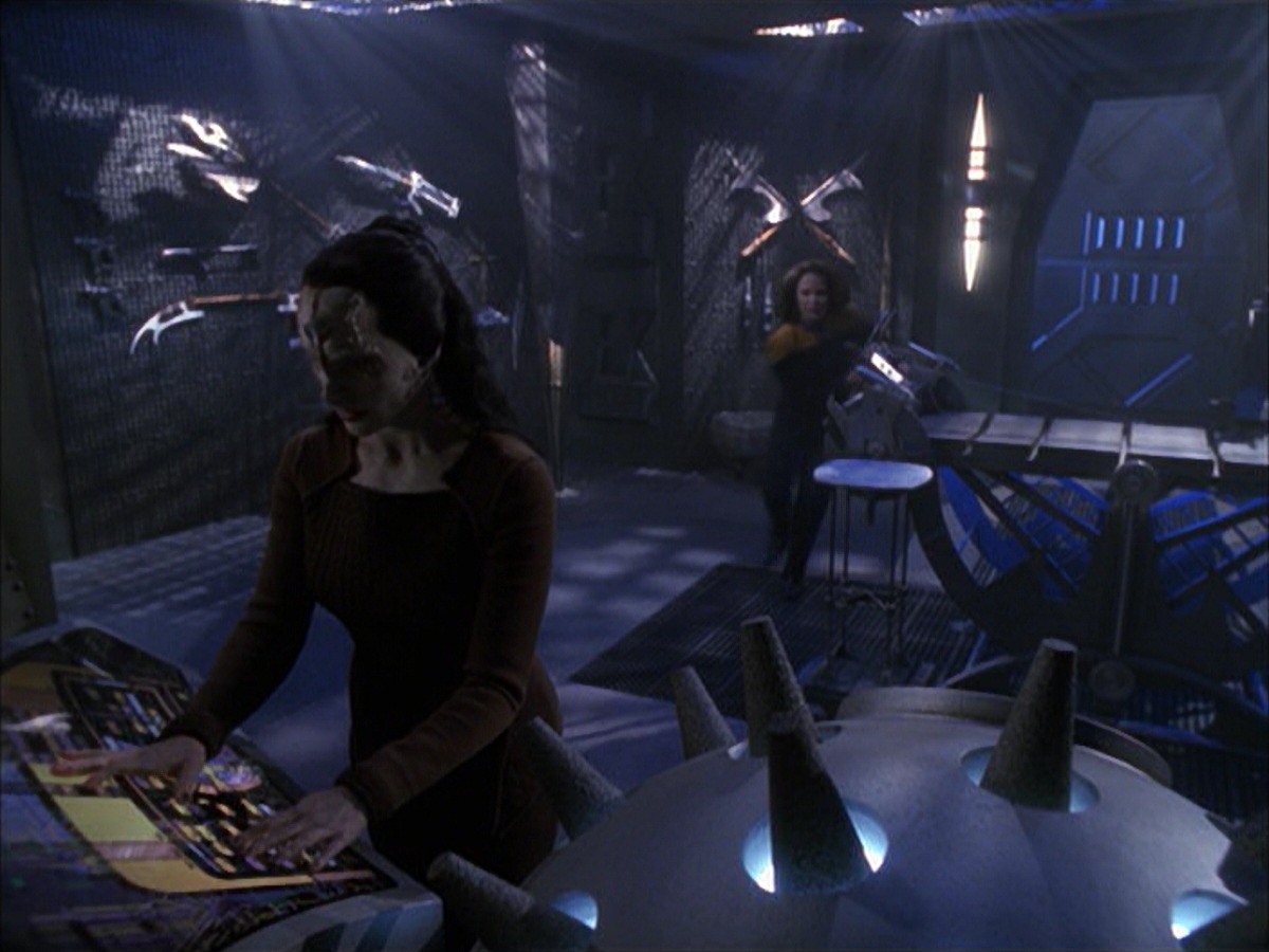 extant_StarTrek_VOY_7x09_7x10-FleshAndBlood_6410.jpg