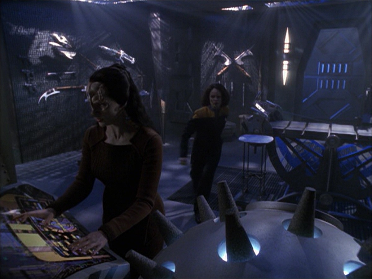 extant_StarTrek_VOY_7x09_7x10-FleshAndBlood_6411.jpg