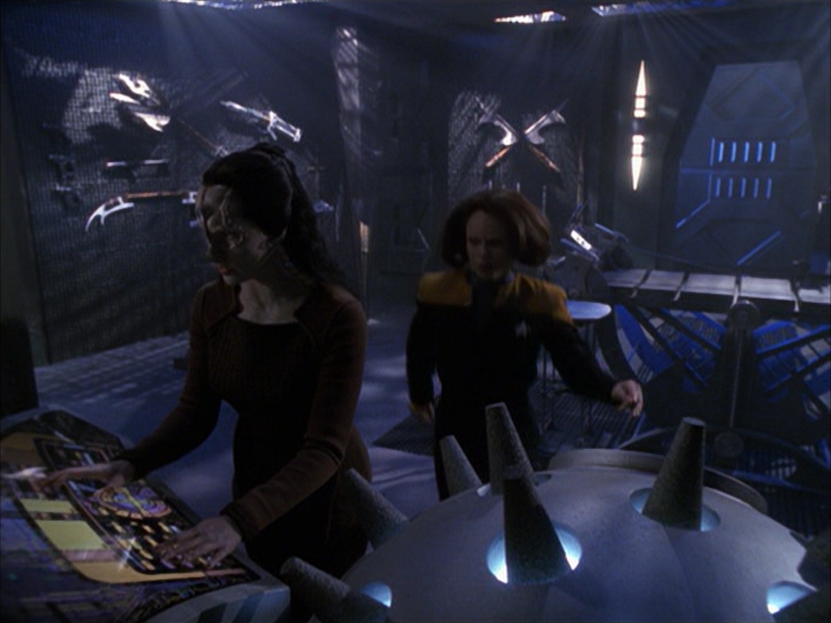 extant_StarTrek_VOY_7x09_7x10-FleshAndBlood_6412.jpg