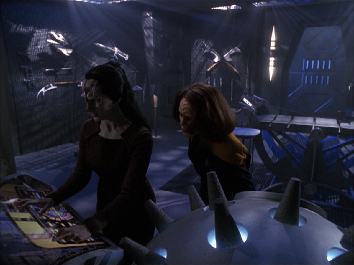 extant_StarTrek_VOY_7x09_7x10-FleshAndBlood_6413.jpg