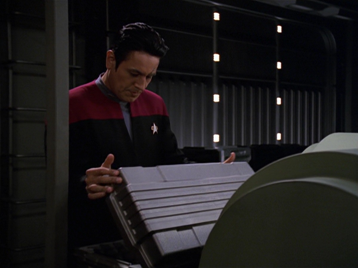 extant_StarTrek_VOY_7x11-Shattered_0067.jpg
