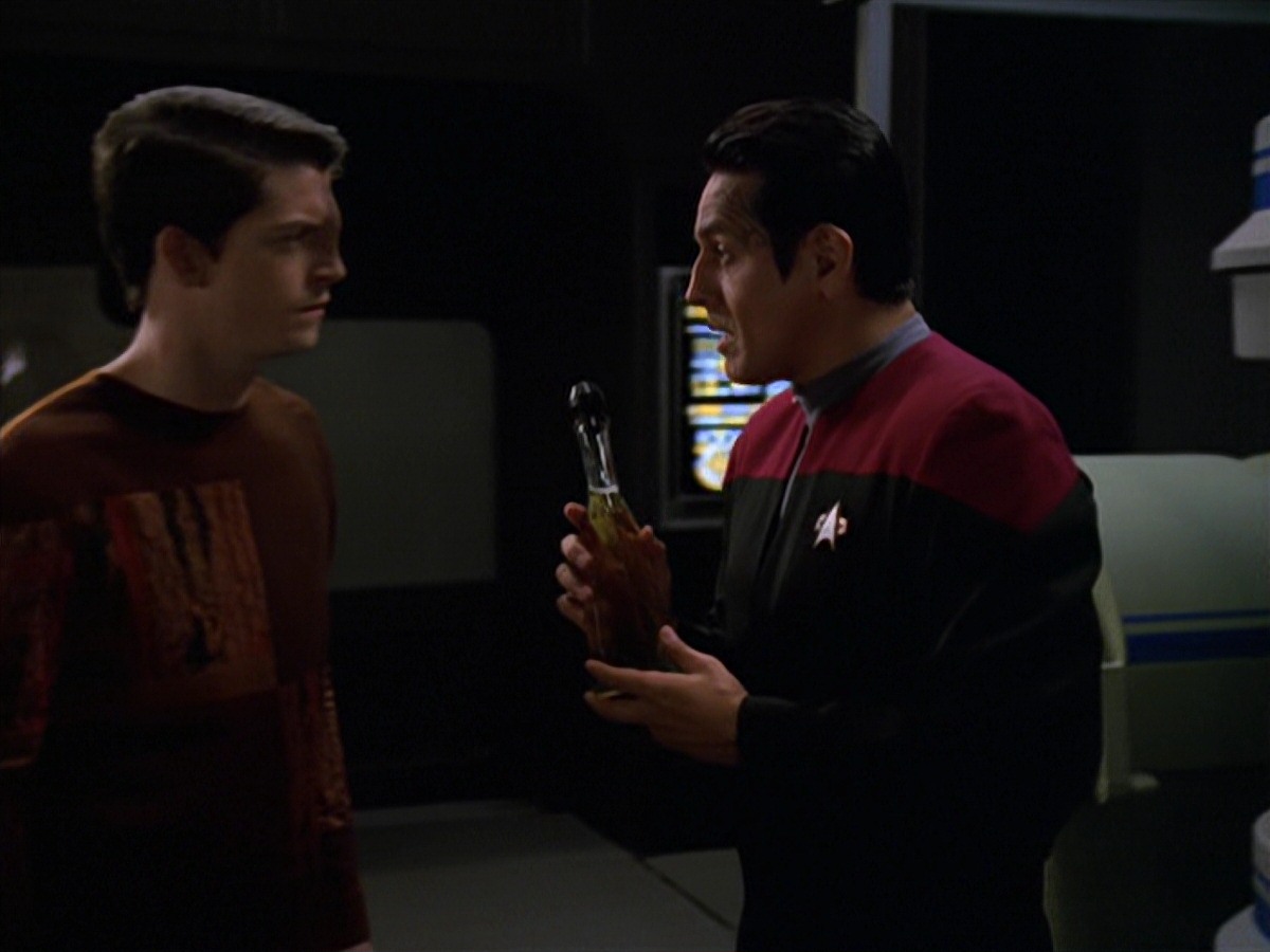 extant_StarTrek_VOY_7x11-Shattered_0091.jpg