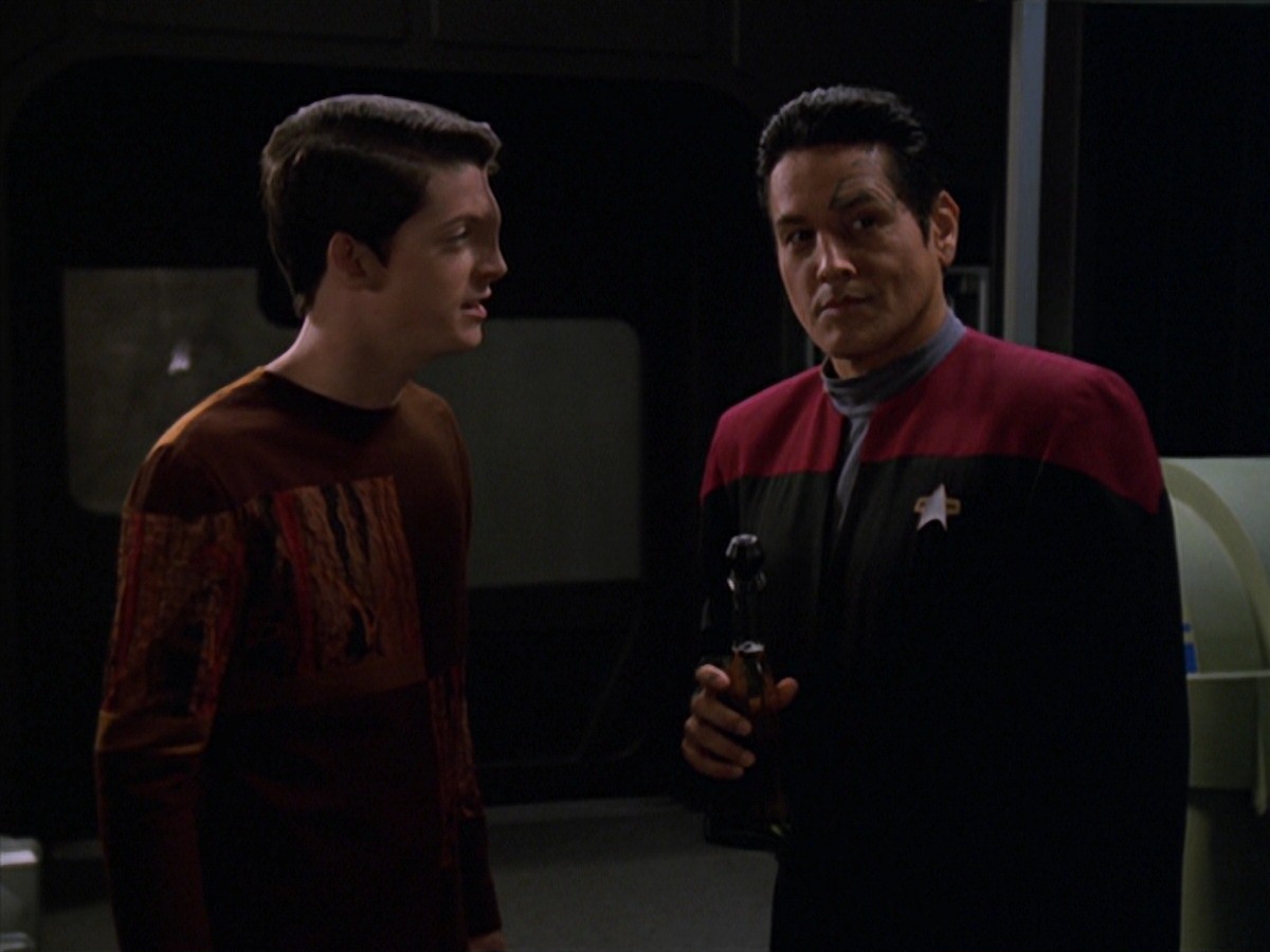 extant_StarTrek_VOY_7x11-Shattered_0105.jpg