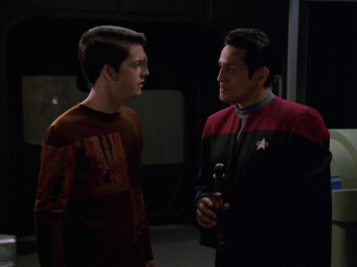 extant_StarTrek_VOY_7x11-Shattered_0113.jpg