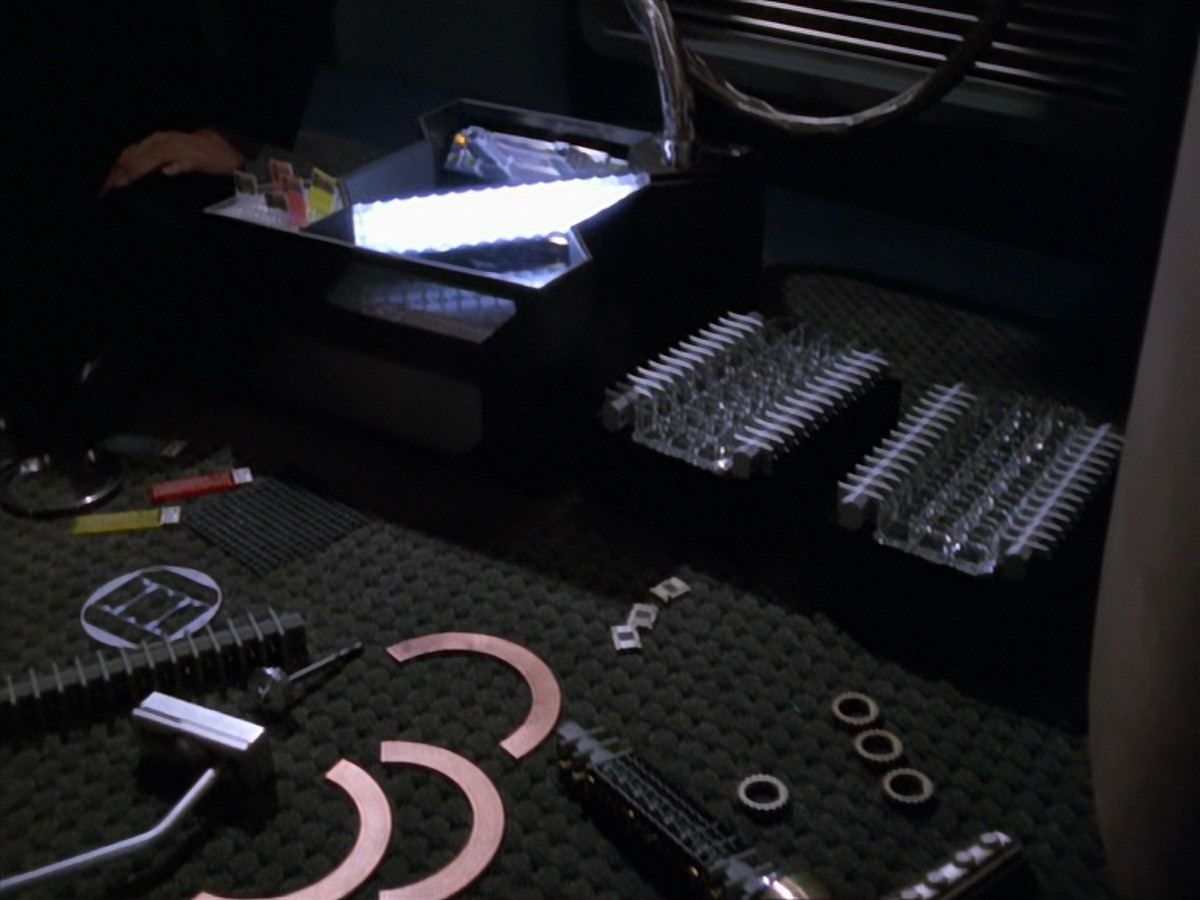 extant_StarTrek_VOY_7x11-Shattered_0127.jpg