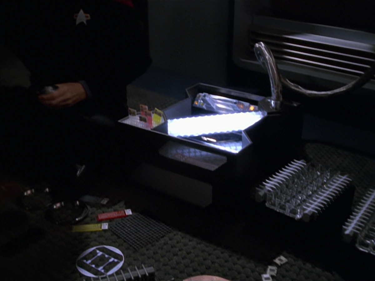 extant_StarTrek_VOY_7x11-Shattered_0129.jpg