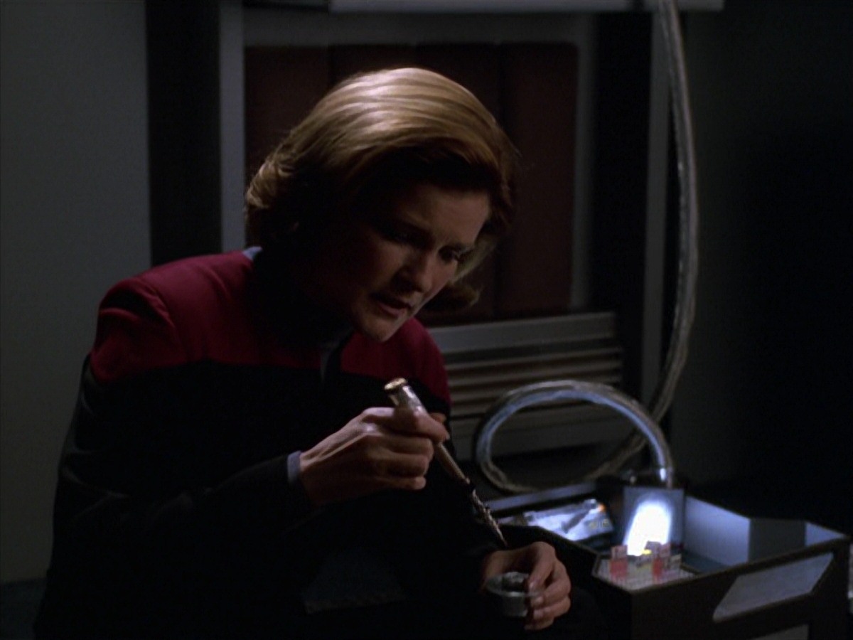 extant_StarTrek_VOY_7x11-Shattered_0151.jpg