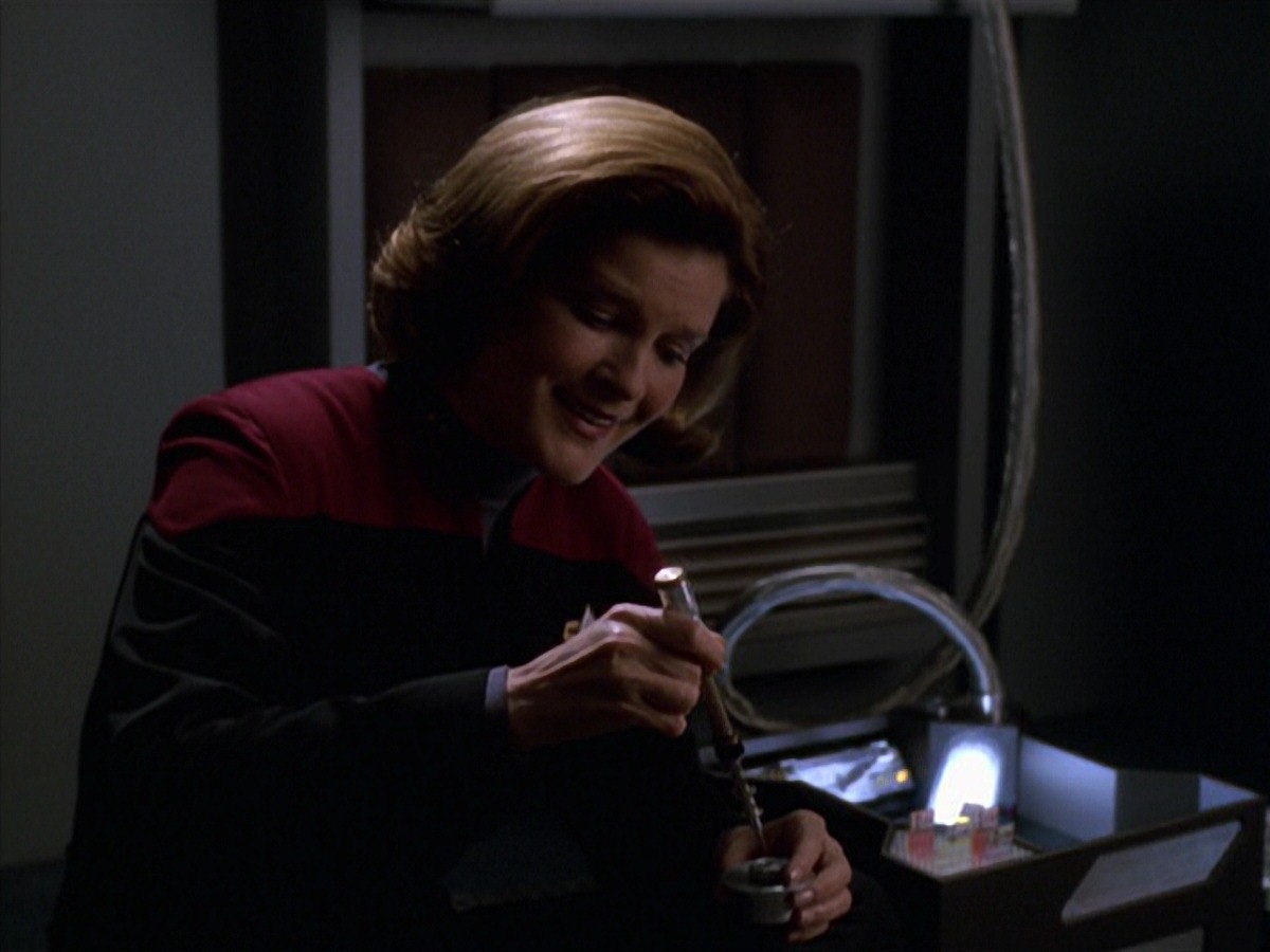 extant_StarTrek_VOY_7x11-Shattered_0152.jpg