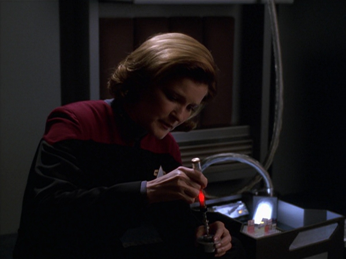 extant_StarTrek_VOY_7x11-Shattered_0153.jpg