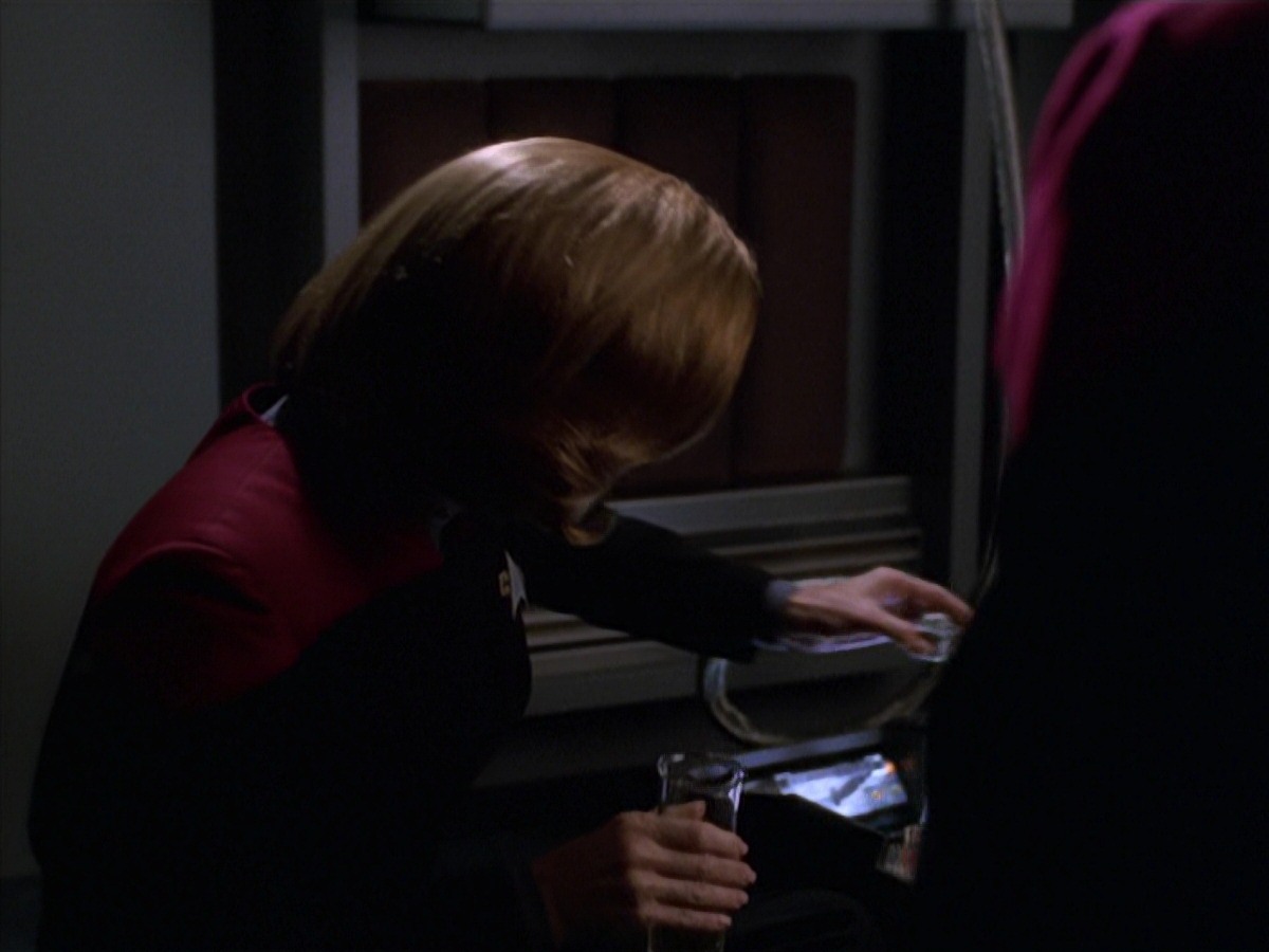 extant_StarTrek_VOY_7x11-Shattered_0175.jpg