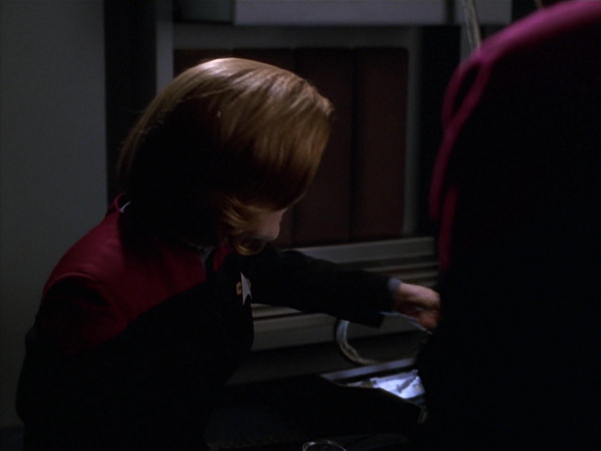 extant_StarTrek_VOY_7x11-Shattered_0184.jpg