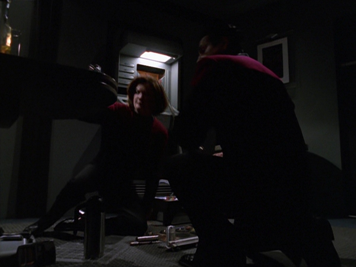 extant_StarTrek_VOY_7x11-Shattered_0195.jpg