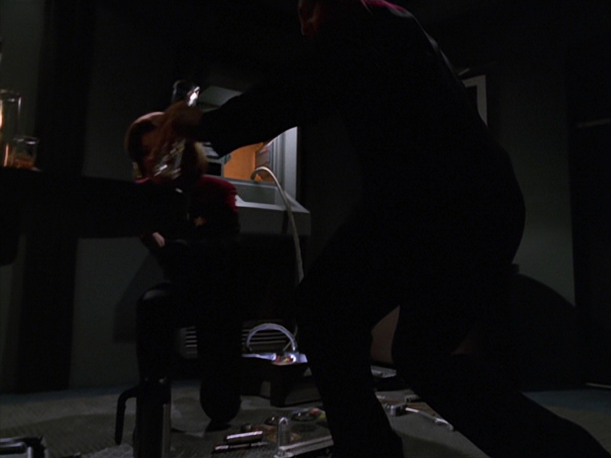 extant_StarTrek_VOY_7x11-Shattered_0196.jpg