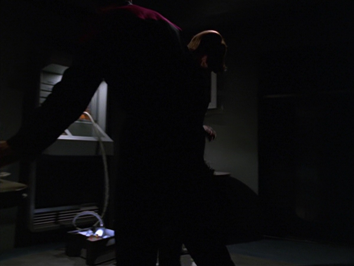 extant_StarTrek_VOY_7x11-Shattered_0198.jpg