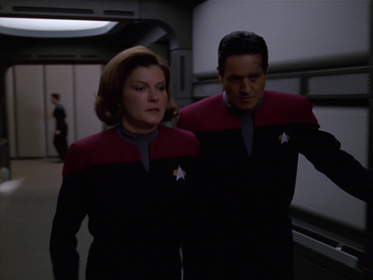extant_StarTrek_VOY_7x11-Shattered_0206.jpg