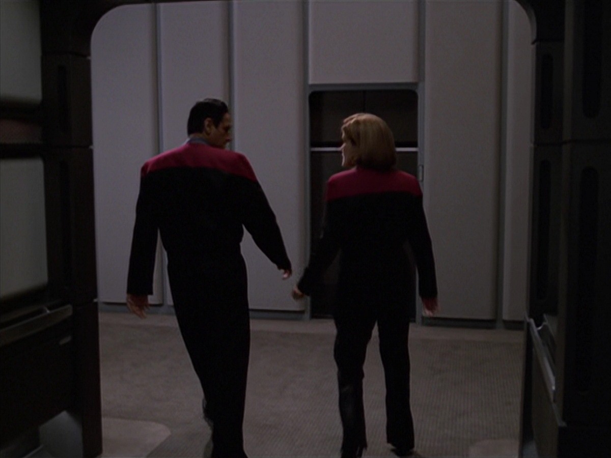 extant_StarTrek_VOY_7x11-Shattered_0212.jpg