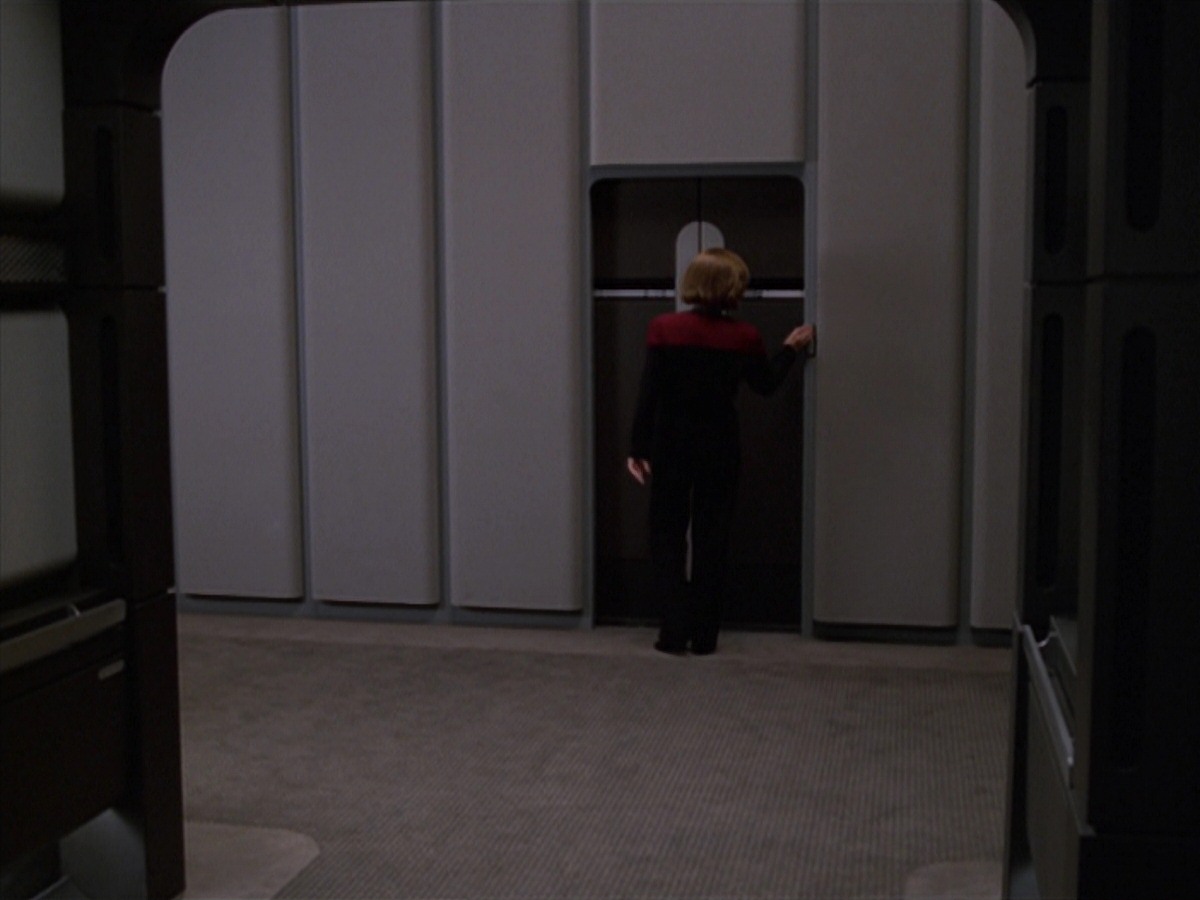 extant_StarTrek_VOY_7x11-Shattered_0215.jpg
