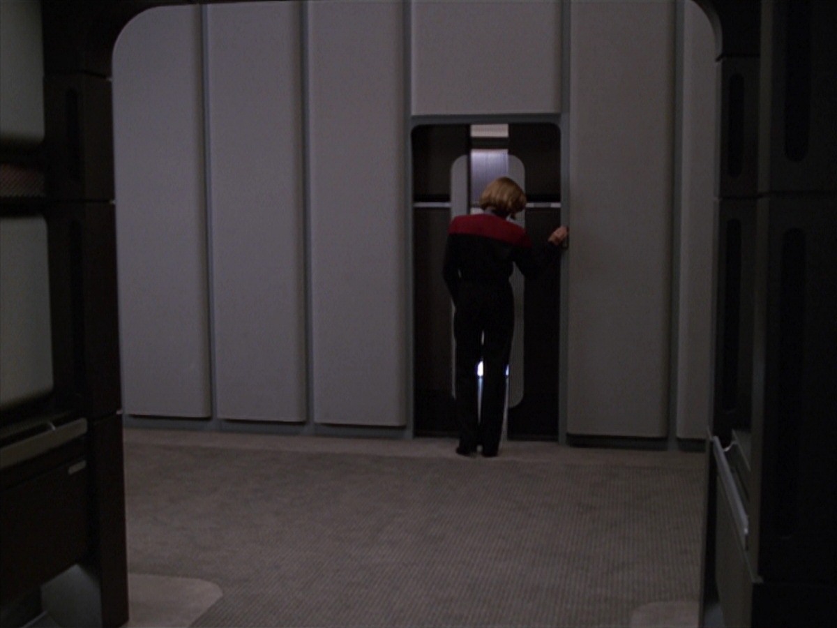 extant_StarTrek_VOY_7x11-Shattered_0216.jpg
