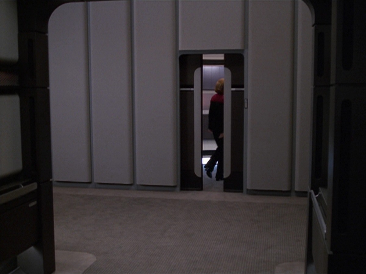 extant_StarTrek_VOY_7x11-Shattered_0218.jpg