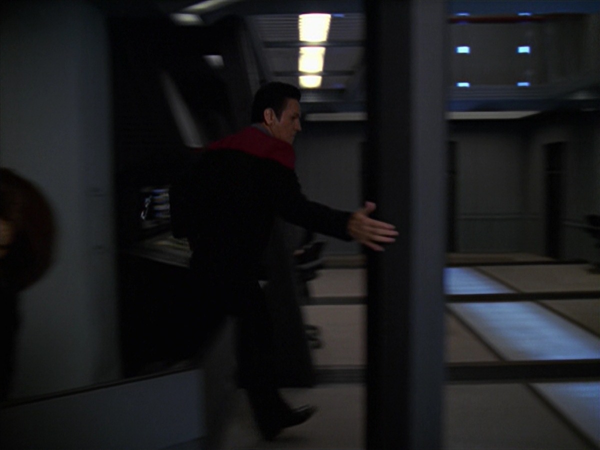 extant_StarTrek_VOY_7x11-Shattered_0248.jpg