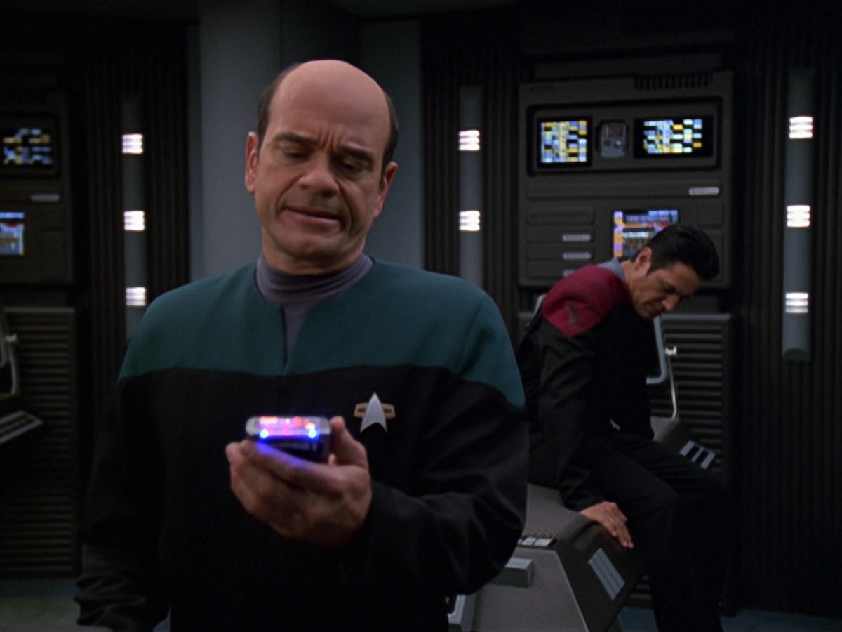 extant_StarTrek_VOY_7x11-Shattered_0501.jpg
