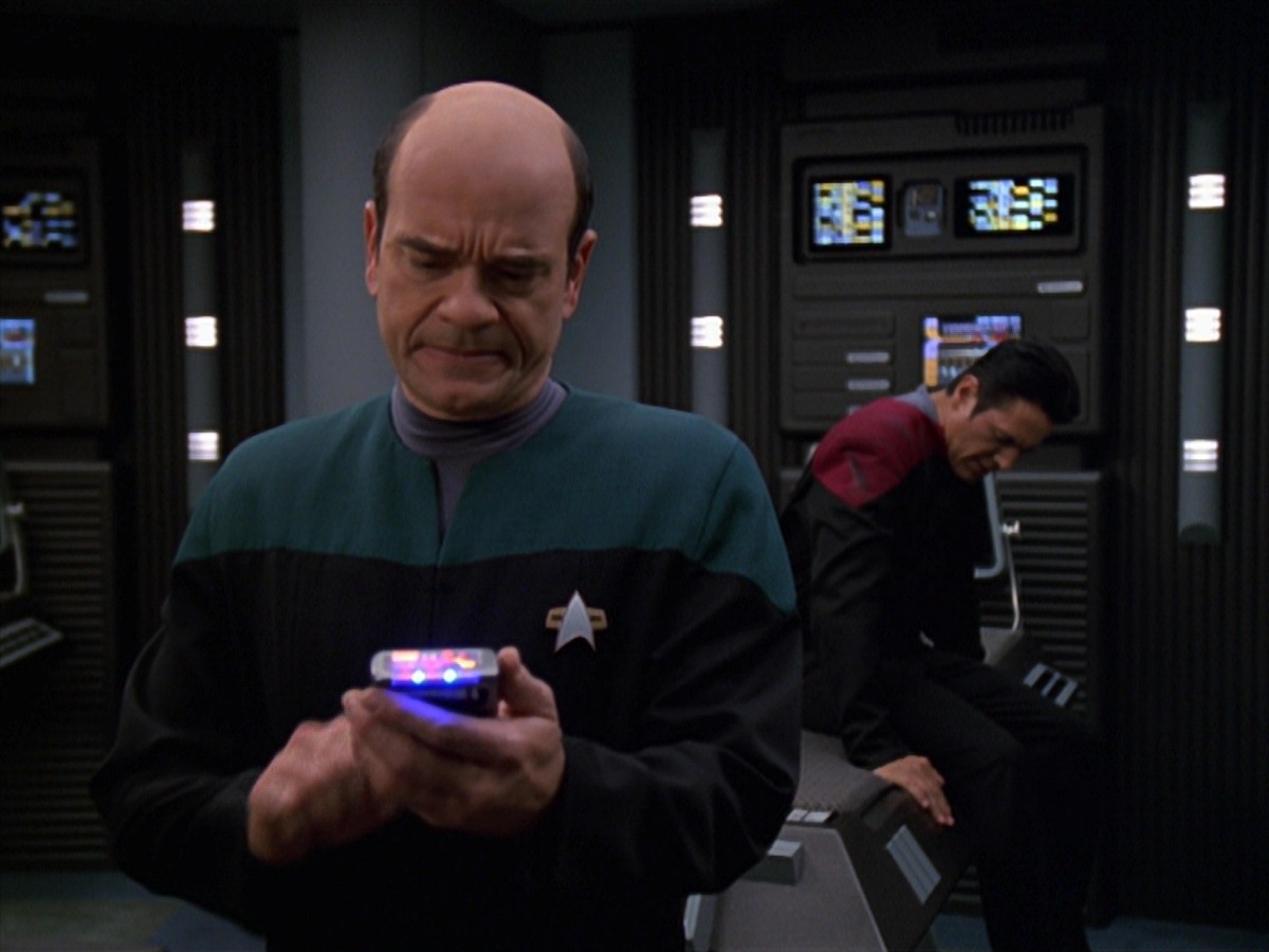 extant_StarTrek_VOY_7x11-Shattered_0506.jpg