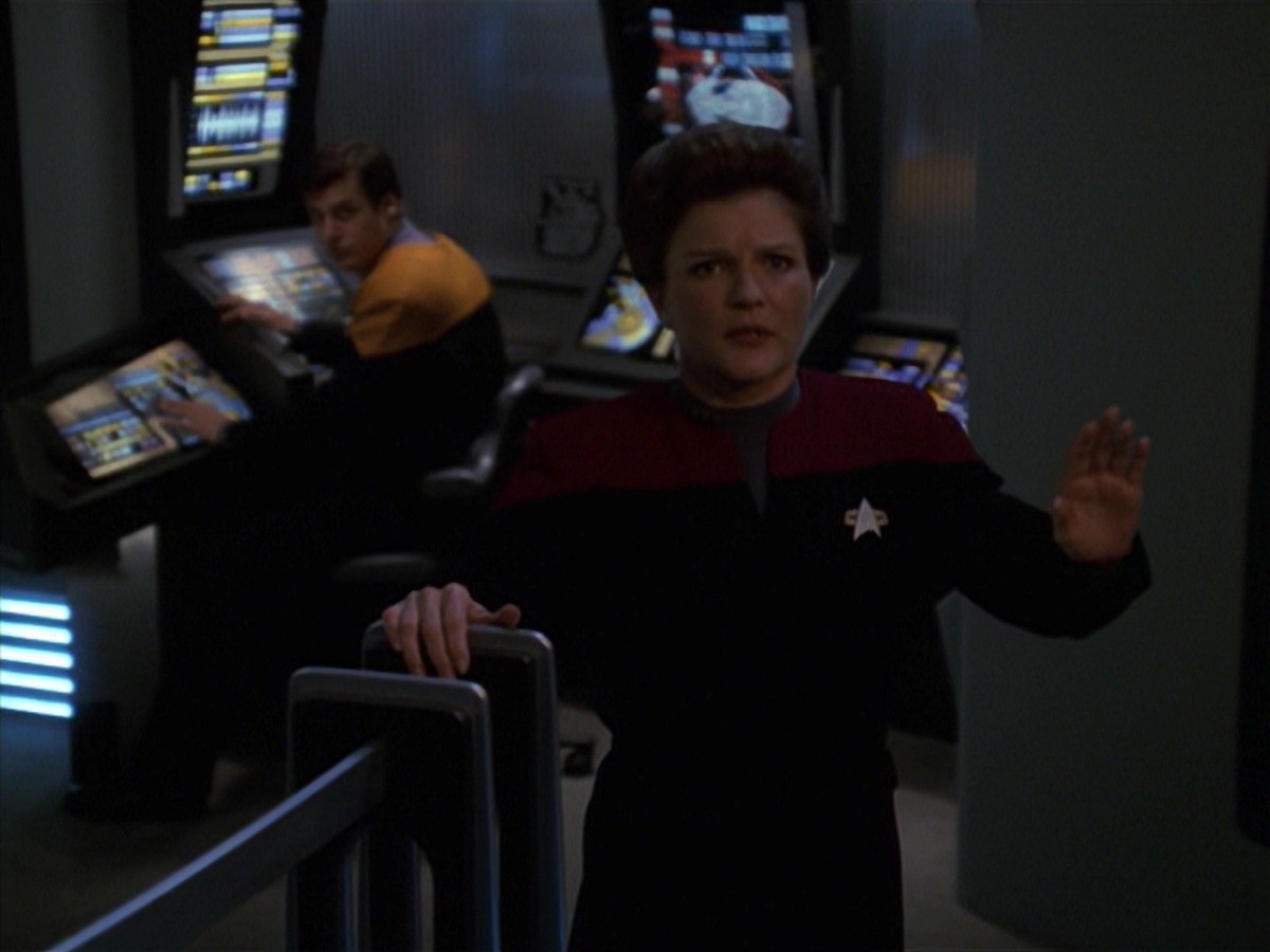extant_StarTrek_VOY_7x11-Shattered_0603.jpg