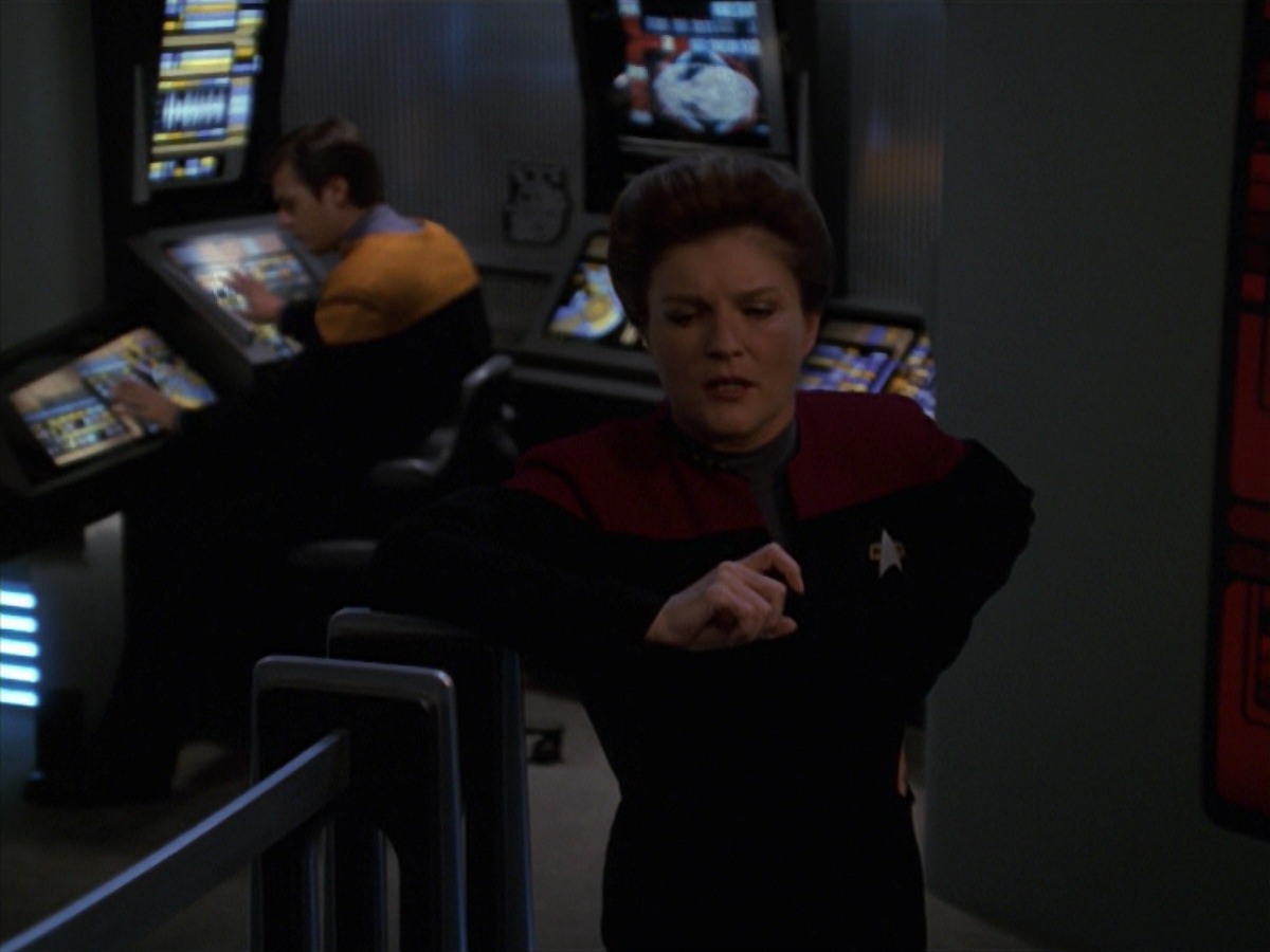 extant_StarTrek_VOY_7x11-Shattered_0616.jpg