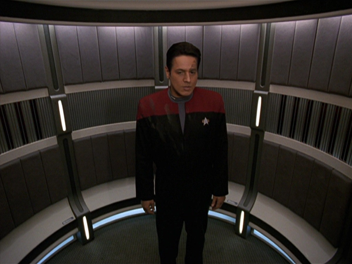 extant_StarTrek_VOY_7x11-Shattered_0685.jpg