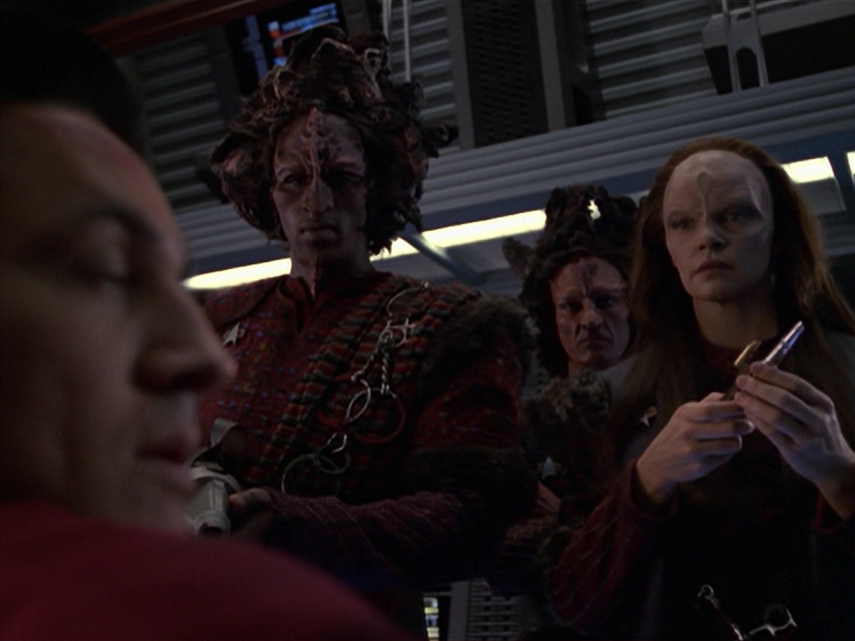 extant_StarTrek_VOY_7x11-Shattered_0715.jpg