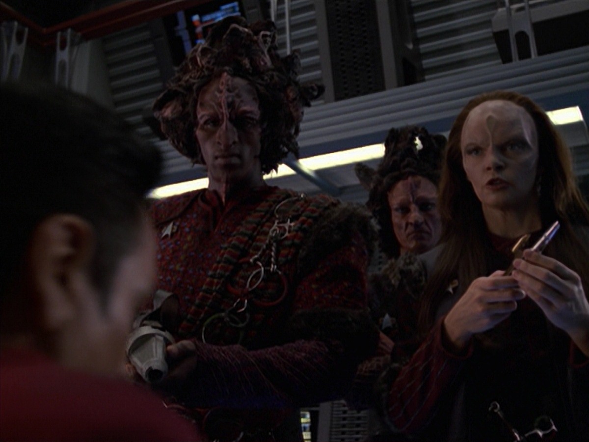 extant_StarTrek_VOY_7x11-Shattered_0716.jpg
