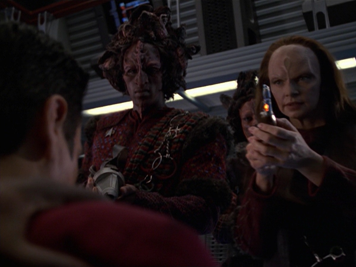 extant_StarTrek_VOY_7x11-Shattered_0720.jpg