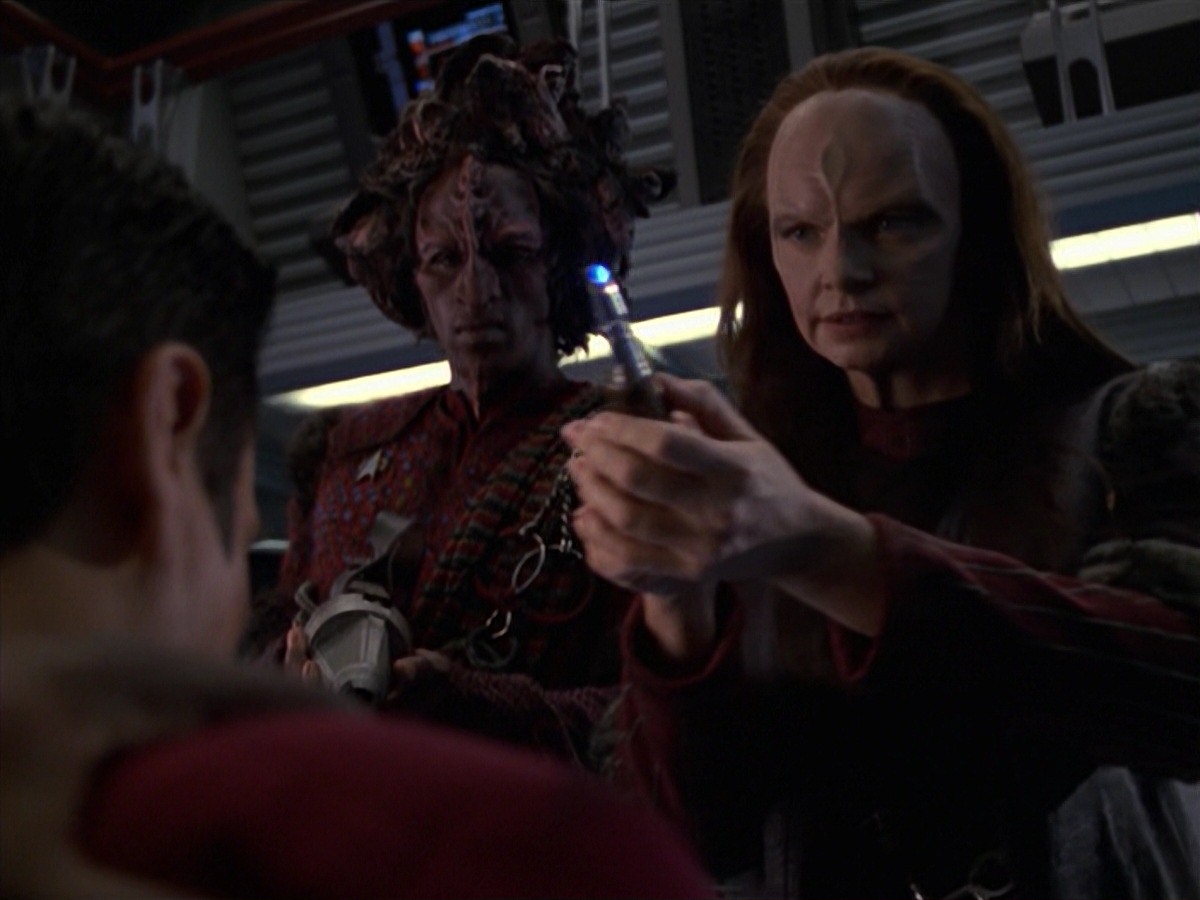 extant_StarTrek_VOY_7x11-Shattered_0721.jpg
