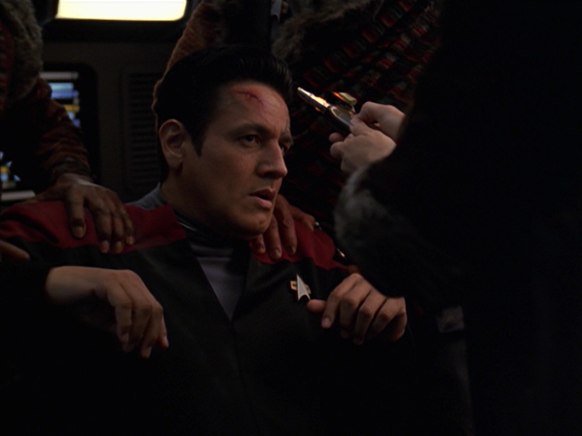extant_StarTrek_VOY_7x11-Shattered_0722.jpg