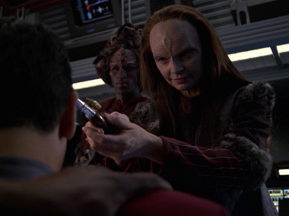 extant_StarTrek_VOY_7x11-Shattered_0725.jpg