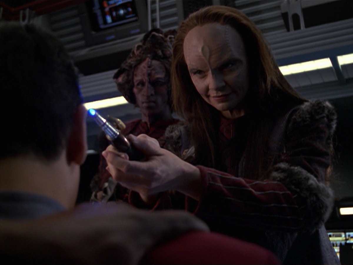 extant_StarTrek_VOY_7x11-Shattered_0726.jpg