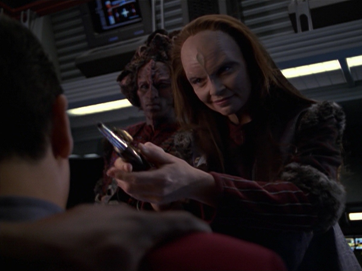 extant_StarTrek_VOY_7x11-Shattered_0728.jpg