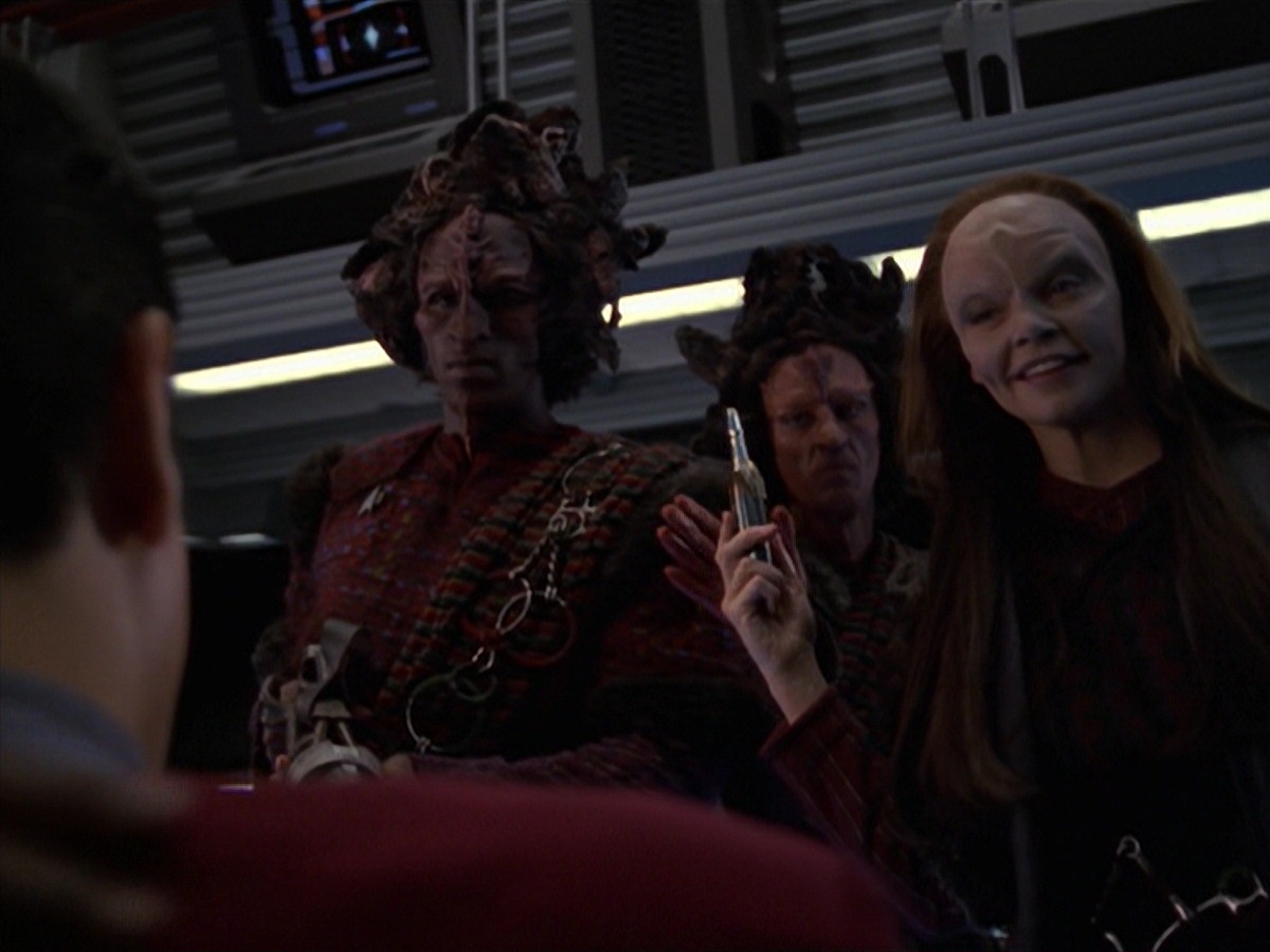 extant_StarTrek_VOY_7x11-Shattered_0730.jpg