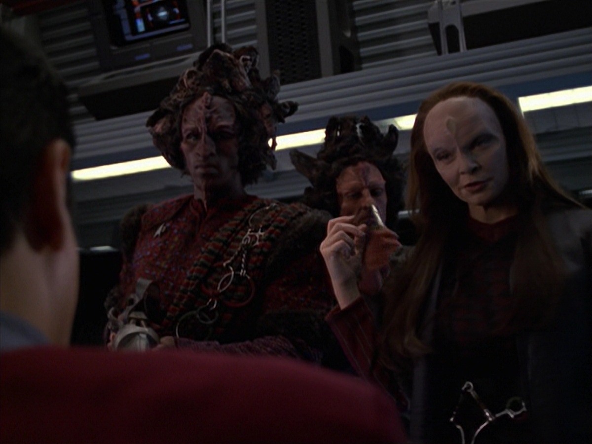 extant_StarTrek_VOY_7x11-Shattered_0731.jpg
