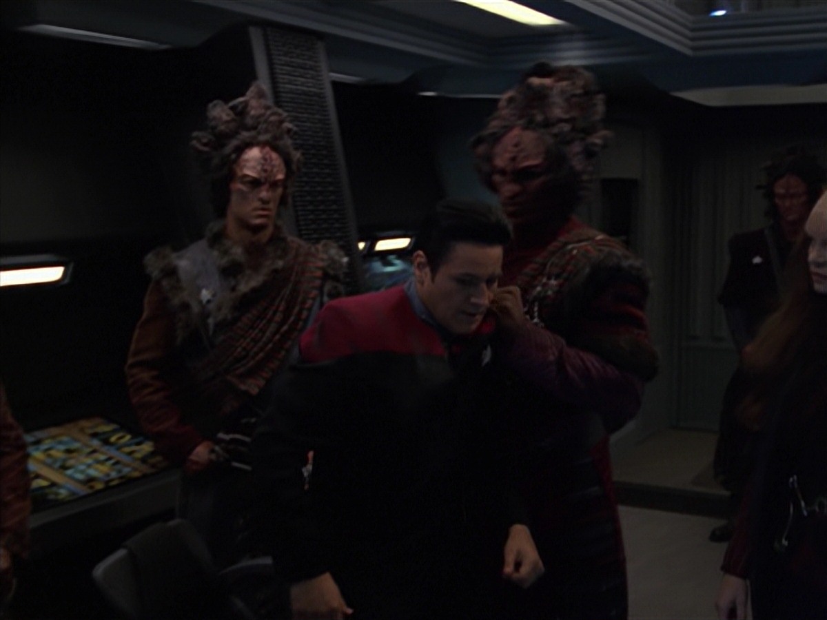 extant_StarTrek_VOY_7x11-Shattered_0808.jpg