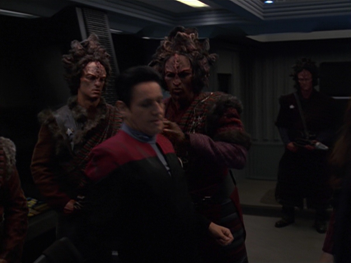 extant_StarTrek_VOY_7x11-Shattered_0809.jpg
