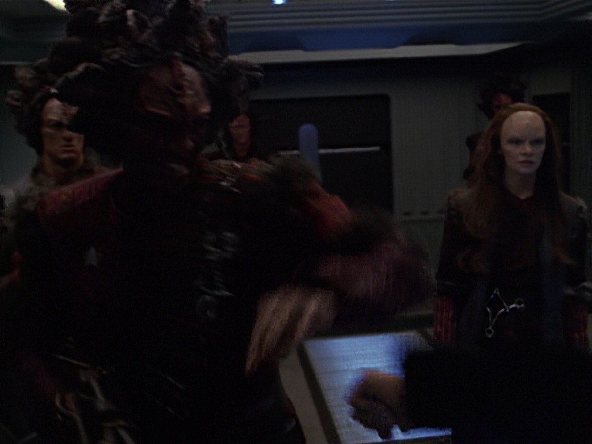 extant_StarTrek_VOY_7x11-Shattered_0812.jpg
