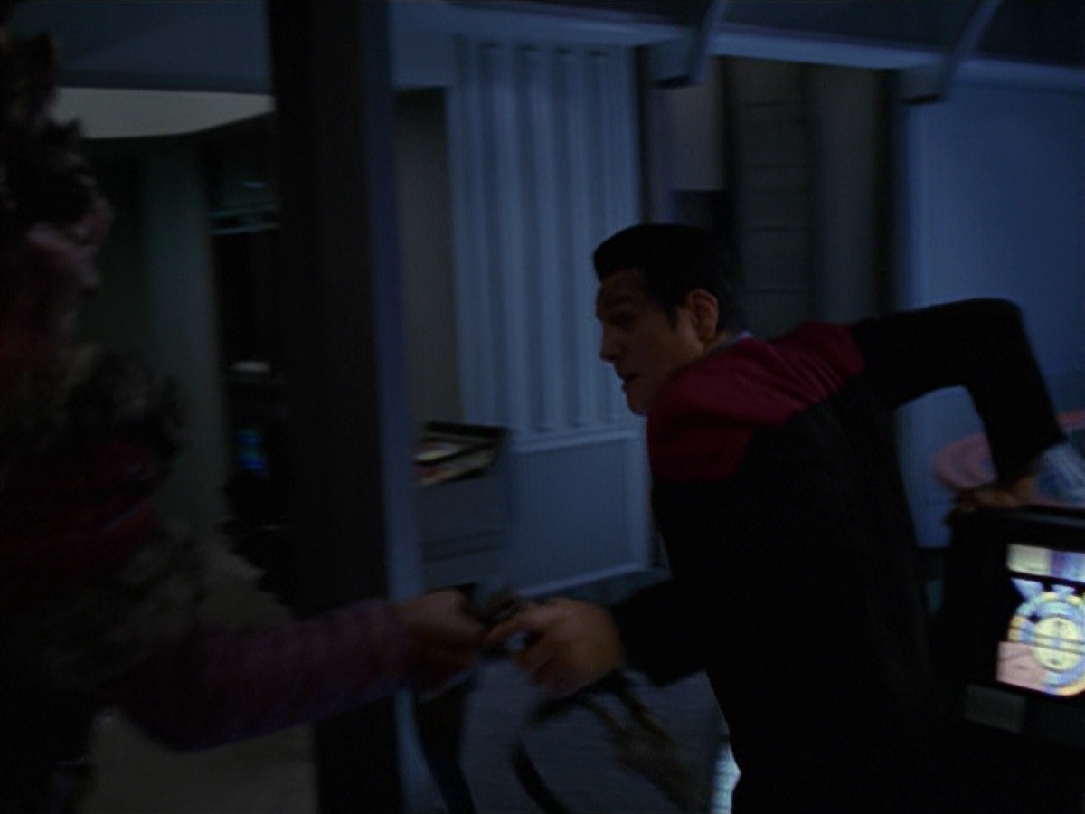 extant_StarTrek_VOY_7x11-Shattered_0814.jpg